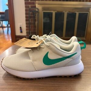 NWT!  Kids white & green Nike Roshe golf shoes.  Size 7!